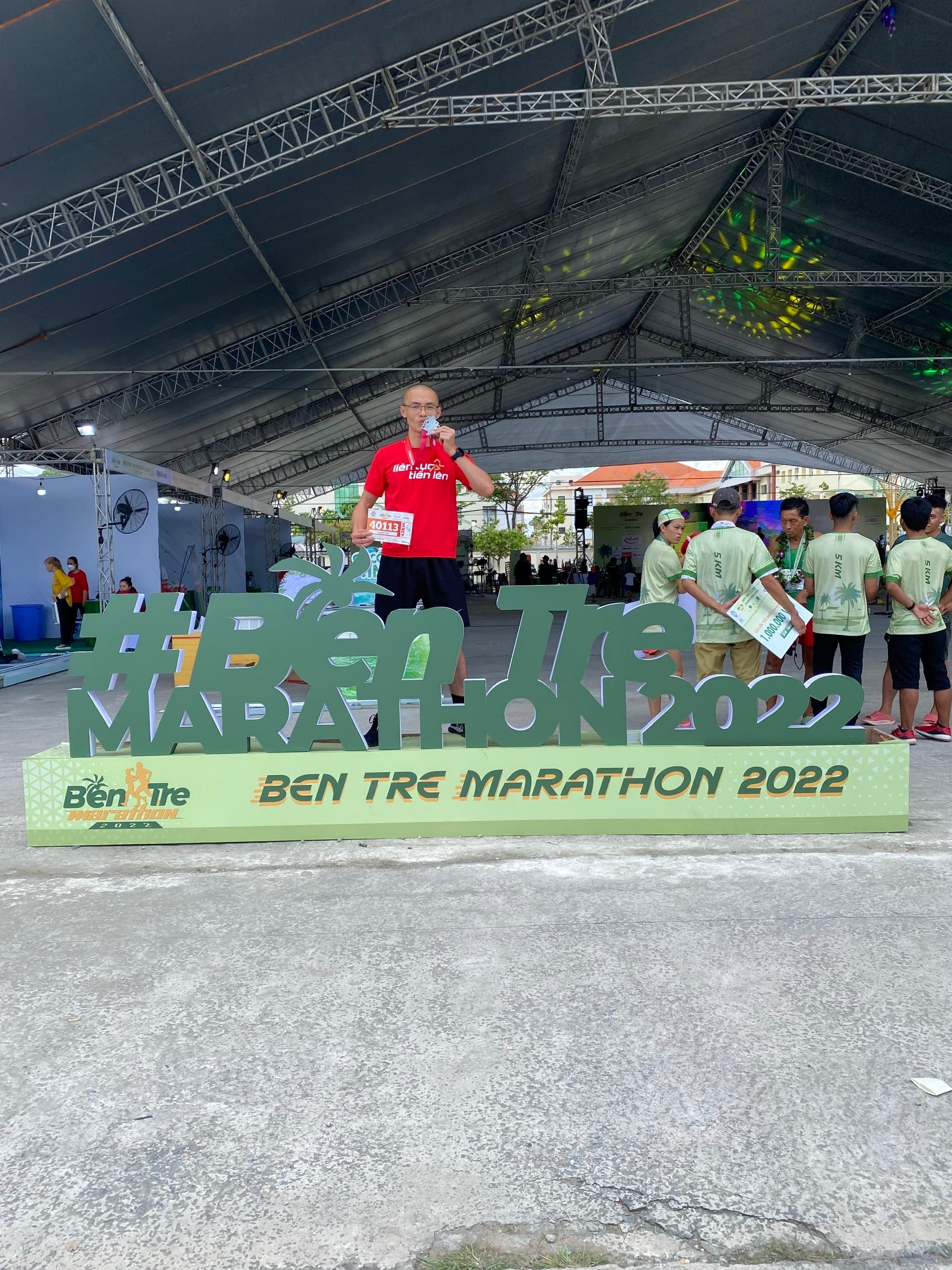 Nguyễn Văn Tùng cùng huy chương tại Bến Tre Marathon 2022
