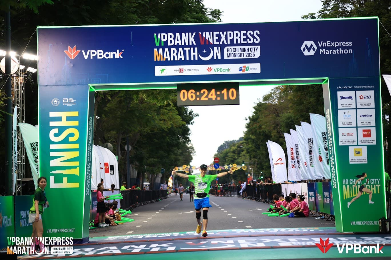 Nguyễn Văn Tùng về đích tại VPBank VnExpress Marathon